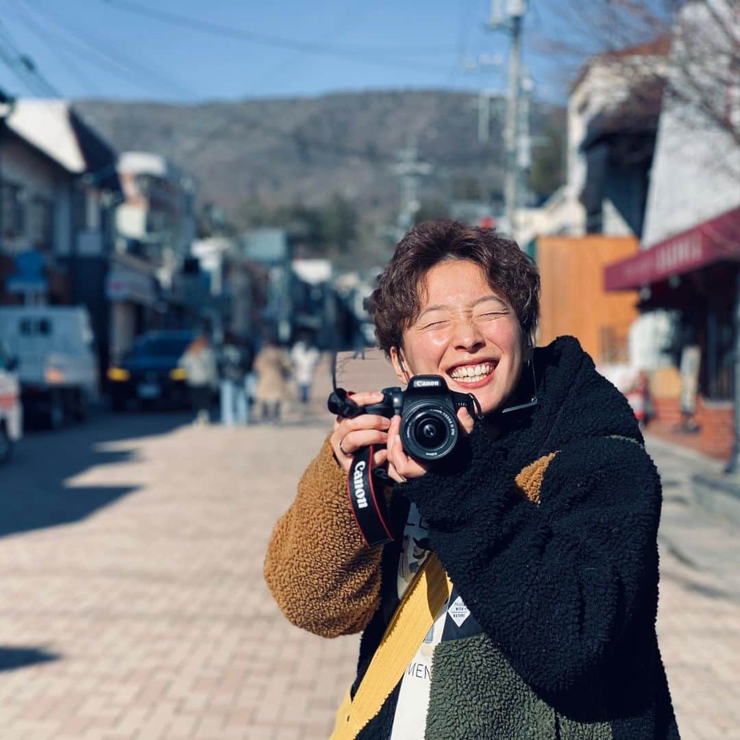 ひなたのインスタグラム：「軽井沢サラっといってきた。 トリックアート展がシュールでまぁまぁおもしろかった。みんな何枚目の写真がすき？♡ あとIZUTSUYAのハンバーグめちゃくちゃ美味しかったからオヌヌメしとく。  #軽井沢 #軽井沢グルメ  #トリックアート  #モナリザ泥棒 #全力トリックアート」