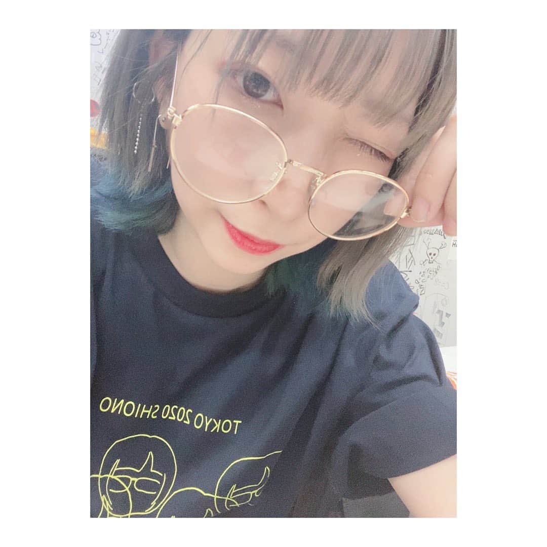 佐藤梨菜のインスタグラム：「👓 #眼鏡女子 #好きですか #丸眼鏡 #カラーサングラス #好きなの #FEAM #アイドル #idol #セルカ #셀카 #셀카샷  #いいね #まってる #좋아요 #좋아요환영 #팔로우미」