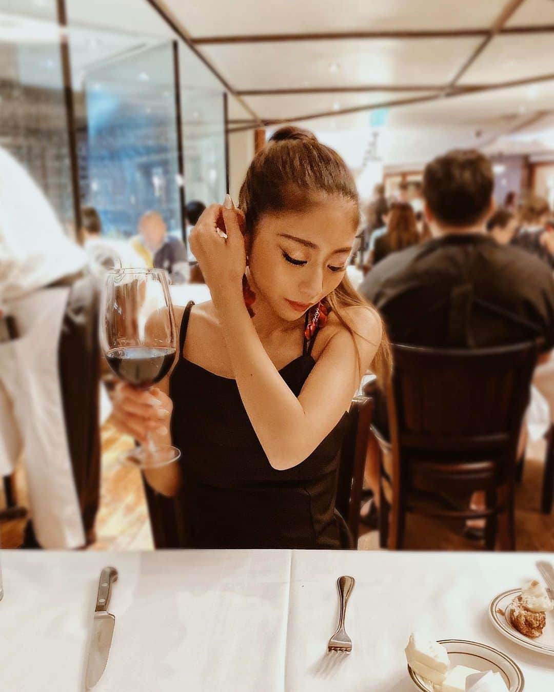 佐藤あずみのインスタグラム：「𝐻𝐴𝑊𝐴𝐼𝐼...𝑙𝑎𝑠𝑡 𝑑𝑎𝑦 ❤︎ . のお話！ 初日と最終日ウルフギャング🍖 . コロナの影響でこの日で店内でお食事出来るのが最後だったの！ なので、ご飯屋さんがどこも激混み💦 奇跡的にウルフギャング予約とれました！帰国の日からレストラン一時閉鎖令がでて、ハワイでのご飯屋さんがどこもテイクアウトのみになってたよ😢 . タイミングよくオーナー様にお会い出来たのでラッキーだった😌 . . . #hawaii #travel #honeymoon  #lastday #waikiki #dinner #wolfgang #japanesegirl #ハワイ #5日目 #最終日 #旅行 #新婚旅行 #ハネムーン #ディナー #ウルフギャング」