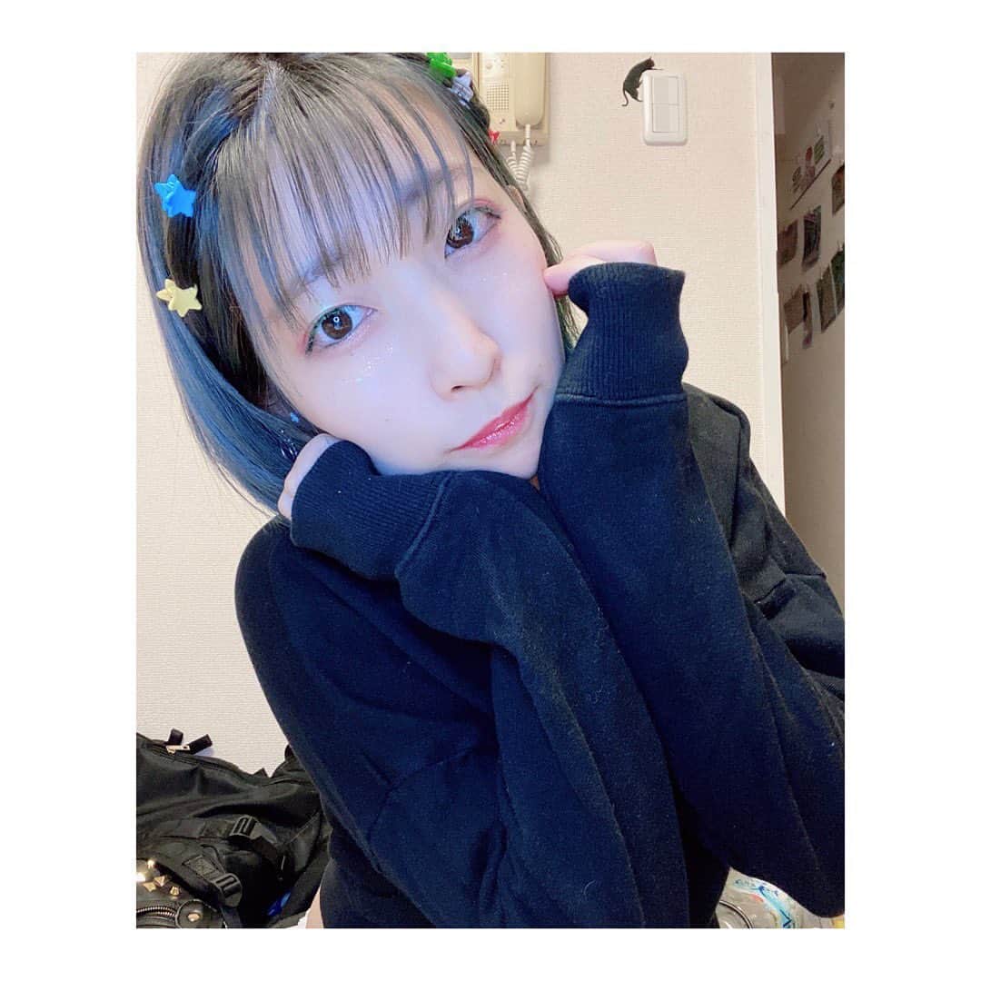 佐藤梨菜のインスタグラム：「甘いのと強め（？）とにやり佐藤どれがお好み？  #お好みはどれですか #キラキラ #メイク#green #red #カラーメイク #カラーマスカラ #FEAM #アイドル #idol #セルカ #셀카 #셀카샷 #いいね #コメント #待ってます #좋아요 #좋아요환영 #팔로우미」