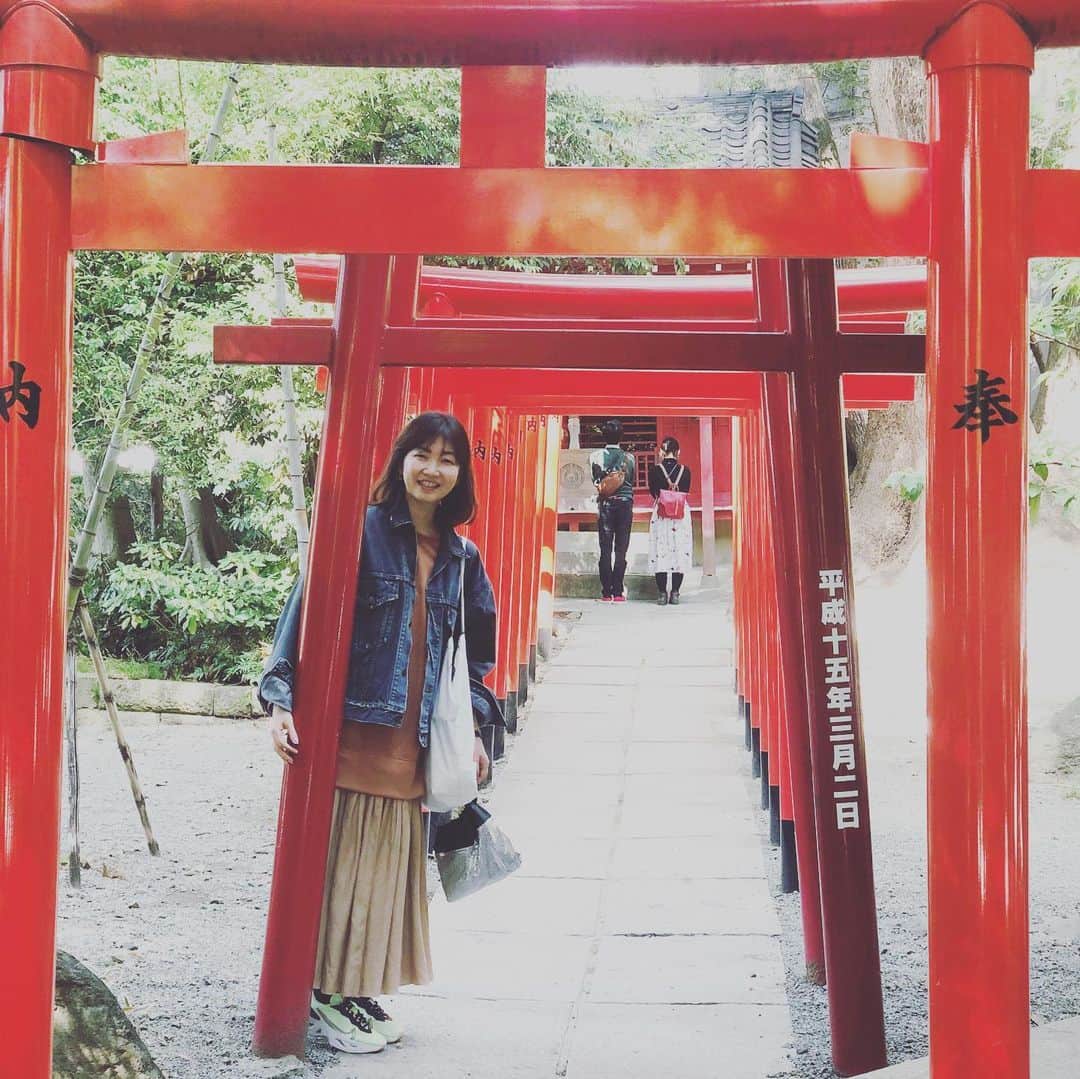 阿部洋子さんのインスタグラム写真 - (阿部洋子Instagram)「⛩ パワースポットらしい。 御神木の巨樹が2本。  #来宮神社  #はじめて  #お参り  #大楠  #樹齢 #2000年 #超え  #パワースポット #パワースポット神社  御神木にパワーをもらってるあたすと、 お参り前にはしゃぐあたすを撮らせるあたす。 イヤがるかなーと思いきや、 deliciousで撮ってみた、と意外にもたのしげw」3月23日 21時50分 - hirocoring