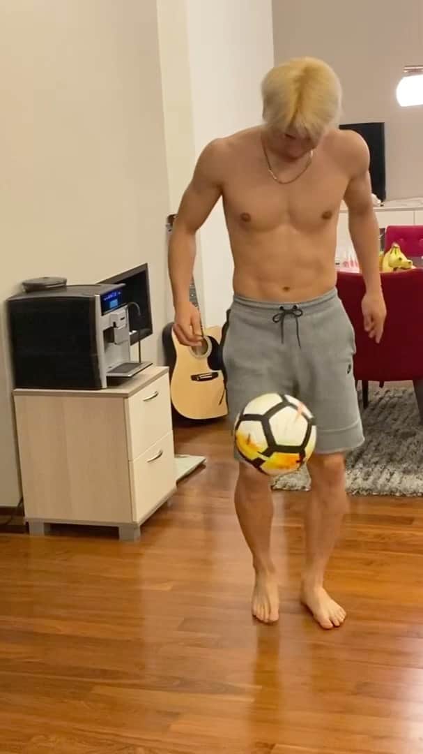 浅野拓磨のインスタグラム：「ボール１つあれば練習できる。 目標１つあれば挑戦できる。 夢１つあれば成長できる。  家の中でもできるドリブル！ 俺もまだまだ下手くそやけどチャレンジしてみて！  前回のチャレンジ動画は練習場で撮影したものを「練習場でのトレーニング禁止」の期間に上げてしまったためチームから消して欲しいと依頼があり消しました。  セルビアも今はそういう状況まできています。 ただやれることはあります！  家の外だろうが中だろうが夢、目標があれば問題ない！  レッツチャレンジ！」