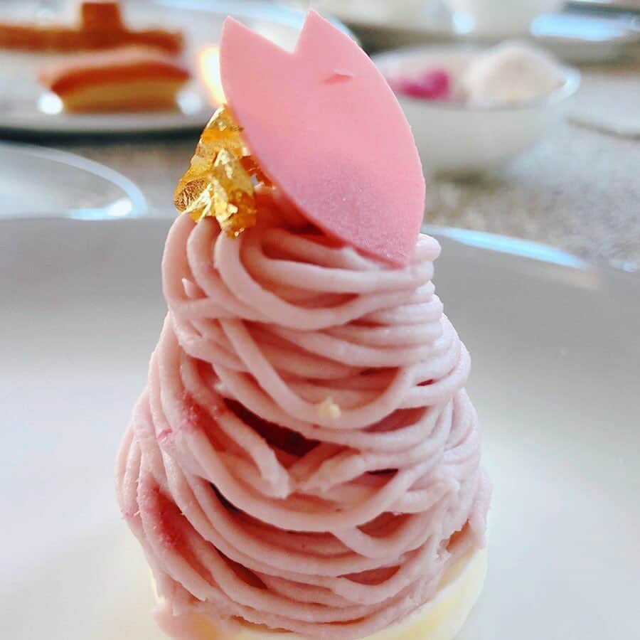 のインスタグラム：「🌸🍓 桜モンブラン〜 ・ ・ →2枚め断面) 中は真っ赤な 丸ごと いちご🍓‼️ いちごのお宝発見系ですね♡ ・ ・ 前述の、リッツ・カールトン東京の7:桜アフタヌーンティー」のスイーツの１つで、上段にちょこんと乗っています💕 ・ ・ そんなに大きくないのですが、丸ごといちごが入ってるから 満足度高い〜🍓🌸 ・ ・ @ritzcarltontokyo ・ ・ #桜アフタヌーンティー #桜モンブラン#ホテルアフタヌーンティー  #モンブランの世界#栗#和栗#栗スイーツ#モンブラン#フランス栗#里井真由美##japan#Gâteauauxmarrons#さといいね#스위트#montblanc#ホテルスイーツ#デパ地下スイーツ#ありが糖運動#まゆログ#甜食 #fromgram#Chestnutcake#밤케이크#フードジャーナリスト里井真由美#断面モンブラン#蛋糕#断面フェチ#草莓味#いちご」