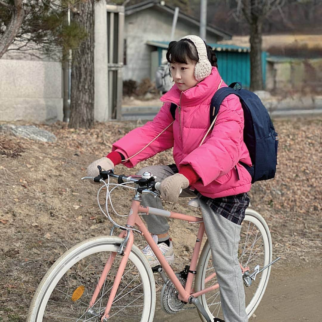 キム・ファニさんのインスタグラム写真 - (キム・ファニInstagram)「지.금.당.장 tv를 켜서 날찾아☁️를 보세요용❤ 자전거 타기 전 멍때리는 휘...허허허..」3月23日 22時06分 - veselost_.k