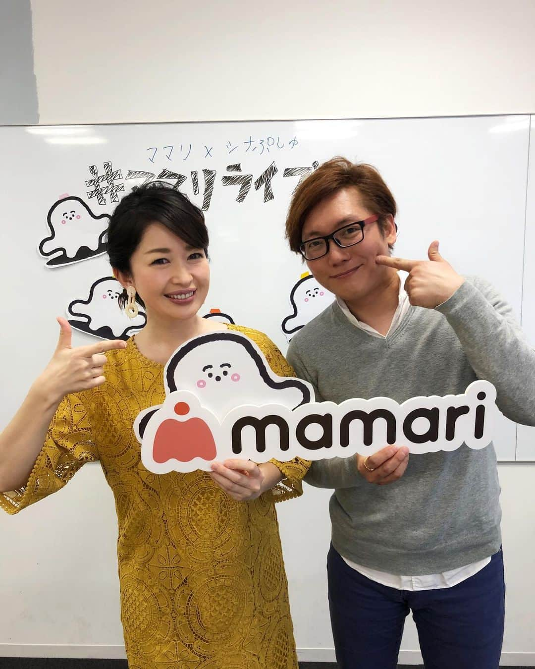 松丸友紀さんのインスタグラム写真 - (松丸友紀Instagram)「ママリ×シナぷしゅインスタライブご視聴くださいましてありがとうございました。 全国のパパママとつながることができて本当に楽しかったです。 わたしの絵本読み聞かせもお昼のお忙しい時間にも関わらずお付き合いくださってありがとうございました。 事前にたくさんご質問もいただき嬉しかったです。 我が家の2歳の息子はイヤイヤ期最終シーズンに突入し（最終シーズンだと信じたい🤣）地面に寝そべって駄々こねる時期は乗り越えたのですが、今はなんでも自分でやりたいからなのか、ただ嫌だからなのか、オムツも服も着替えさせてくれません。あとでね！と言われて遊びに夢中になるばかり..😭朝なんてただただ時間だけが過ぎていく💦💦 私も悩める母です。 皆さんと悩みを共有しながらそして労いながら、子育てを楽しく分かち合いたいなと思います✨✨ 4月6日からのでシナぷしゅの放送のご意見ご感想もいただきたいのでインスタライブなどで定期的に配信できたらいいなと思います。 #ジョーキンさん #ありがとうございました #ママリ #皆さまありがとうございました #シナぷしゅ」3月23日 22時06分 - yuki_matsumaru