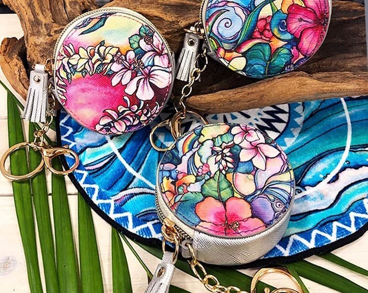 ラレイアのインスタグラム：「🌺 サークルキーリング付きポーチ😚💞 イヤフォンケースとしても人気🙌 ・ 今だけ #楽天 限定で700円OFFの1,800円+tax✔️ ・ しかも2BUY10%OFFの限定クーポンも配布中！ お一人様1回限りの大チャンスかお🤗💓 ・ ぜひお見逃しなく✨ ・ ・ ・ ---La Leia Precious Life(ラレイア)--- @laleia_official ・ 楽天市場店 https://www.rakuten.co.jp/laleia-p-life/ ・ au wowma店 https://wowma.jp/user/52666346 ・ Yahooショッピング店 https://shopping.geocities.jp/laleia-p-life/ ・ ・ @laleia_official  @colleenwilcoxgallery_jp  #colleenwilcox#art#hawaii#aloha#surf#beach#laleia#ハワイ#フォトジェニック#インスタ映え#インスタ女子#アロハ#ビーチ#海を感じる雑貨#ラレイア#アート#ビーチガール#サーフスタイル#大人カジュアル#ポーチ#コリーンウィルコックス#ギフト#プレゼント」