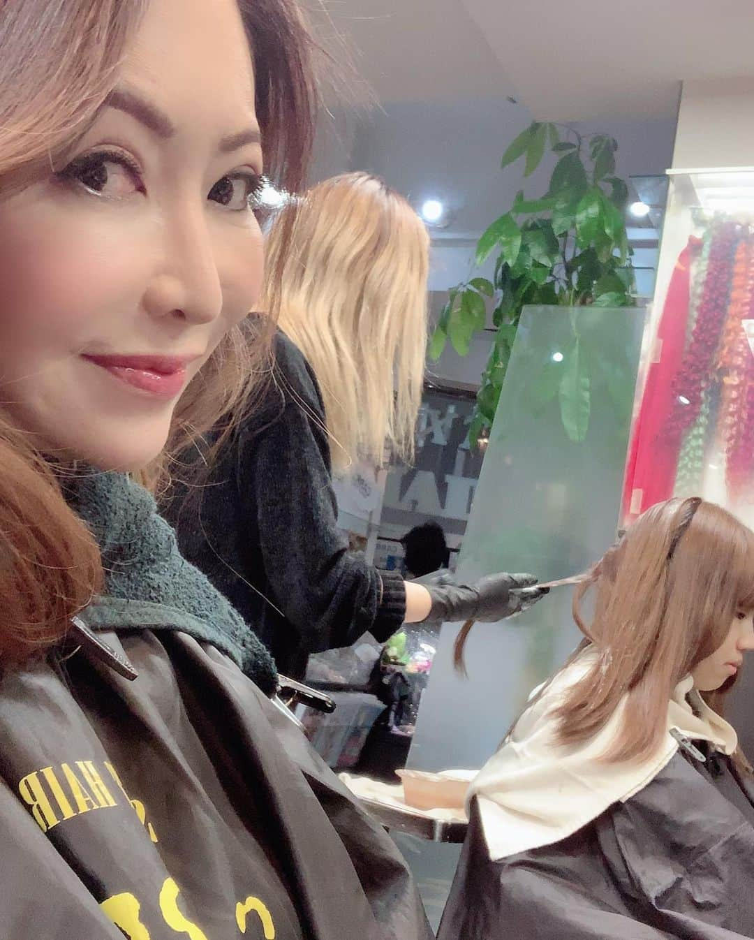 沢田麗奈さんのインスタグラム写真 - (沢田麗奈Instagram)「ー 最近のヘアスタイル💇‍♀️ まとめ！  我が家の姫が、初ブリーチしましたとさ😱  私は、上品にメッシュを入れて貰いカット💇‍♀️ して、軽くして✨ 巻き髪しやすくなりました🌸  @haircarry  @koyanagi0123  毎月お世話になってます💇‍♀️ 髪は、生活感出るから 常に綺麗にしておかないと✨  髪と肌とネイルと歯！ これは、気を遣わないと ダメ🙅‍♀️ と、REINAは思ってますよ！  美は１日にしてならず‼️ トレーニングも頑張ります💪  我が家の 桜🌸咲き出しました。 #ルイヴィトン新作は、 プレゼント🎁  ありがとうございます🙇‍♀️ ー #美容室 #美意識高め女子  #自撮り #自撮り女子  #我が家の姫様  #ブリーチデビューの年  #美意識 #美意識高い人と繋がりたい  #トレーニング女子  #アンチエイジング #アラファフ #シングルマザー #恋活女子  #ルイヴィトン  #ルイヴィトン新作  #プレゼントありがとう  @haircarry  @koyanagi0123  #followｍe」3月23日 22時20分 - reinasawada1026