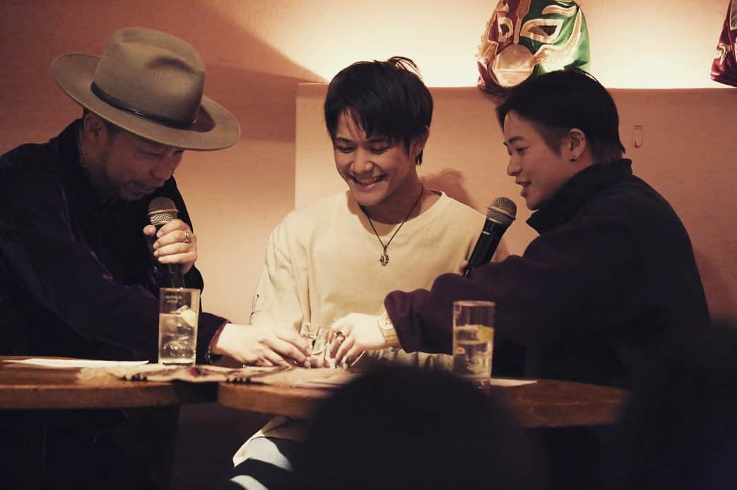 USAさんのインスタグラム写真 - (USAInstagram)「第二回テキーラ部〜新年会〜の時の写真♪ ゲストにランペの山彰と岩翔が来てくれました。 みんなと飲んだHAPPiLAのソーダ割りやパローマ美味しかったなぁ。  また集まれる日が早く来ますように☆  #テキーラ部#exiletribefamily  #exileusa #山本彰吾 #岩谷翔吾  #happila #tequila #嬉しい時もテキーラ悲しい時もテキーラ  #メキシカン#zonarosa #サルー」3月23日 22時13分 - exileusa_danceearth