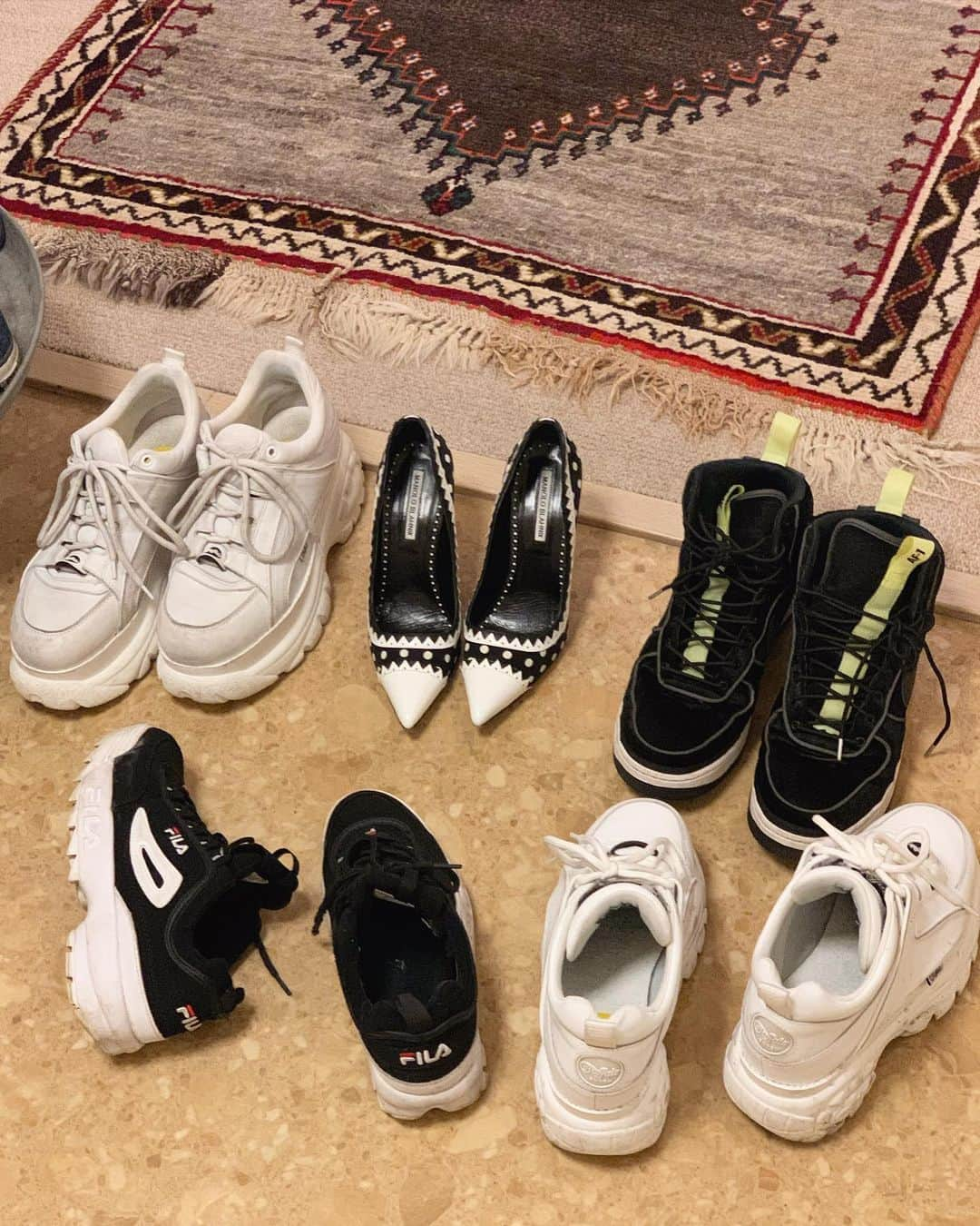 Yoshiko Kris-Webb クリス-ウェブ佳子さんのインスタグラム写真 - (Yoshiko Kris-Webb クリス-ウェブ佳子Instagram)「surrounded by a sneaker gang カツアゲ状態な私のパンプス。最近の子は足がデカイ。」3月23日 22時14分 - tokyodame