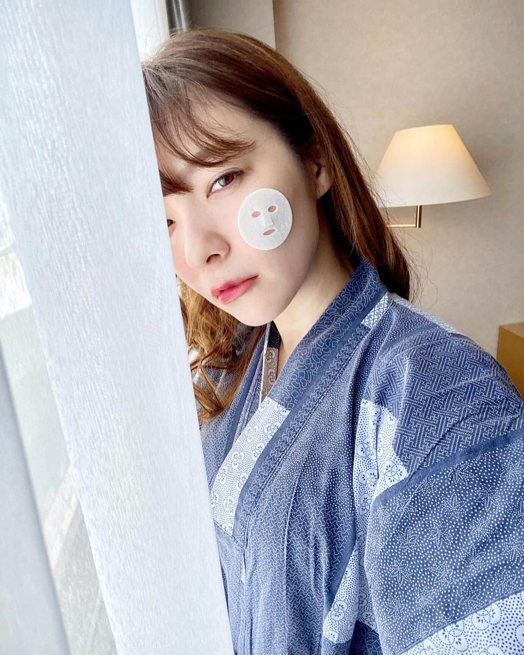 岩根沙恵子?さえみるさんのインスタグラム写真 - (岩根沙恵子?さえみるInstagram)「🌝ニセコからお届け〜❤︎ すっぴんのお写真✌︎ (着替える途中だから帯してないw) メイク落としたし、寝ようの画🥺🌙 . お顔についてるのは、実は［洗顔料］なのです🥺！ 水で濡らすと、きめ細かい泡ができるの👏 メイク落としや毛穴の汚れ・古い角質もしっかり洗い流せるの♡ . 3タイプの肌別に合わせた「メイクも落とせる携帯型洗顔料」で、私は緑のパッケージ「モチモチ(乾燥)」をつかっているよ❤︎ 小分けになってるからトラベル用にも良い👏💗 . 肌へのやさしさを考えたpH5.5弱酸性🥺👏 しっとりとして滑らかな肌になるの！さっぱりしてるし気持ち良い💗 やさしい泡で刺激だから、ベイビーのお顔を洗うのも良いみたいです♡👶 . 10枚入りで300円だし、ぜひ一度お試しあれー♡ . それでは、みなさまっ！おやすみる❤︎ . #北海道旅行 #ニセコ旅行 #浴衣女子 #クレンジングポップ #スキンケアグッズ #すっぴん美肌 #色白女子 #タビジョ #旅好き女子 #北海道スキー #スキー旅行 #ニセコスキー #ニセコアルペン #ニセコスキー場 #北海道観光  #北海道スキー場 #比羅夫 #温泉女子 #冬スポーツ #スキー女子 #ホテルニセコアルペン #すっぴんメイク #すっぴん #寝顔シリーズ #プチプラコスメ購入品 #プチプラコスメ #寝顔 #hokkaidosgram #旅スタグラム #旅行好き女子」3月23日 22時17分 - saemiltiii