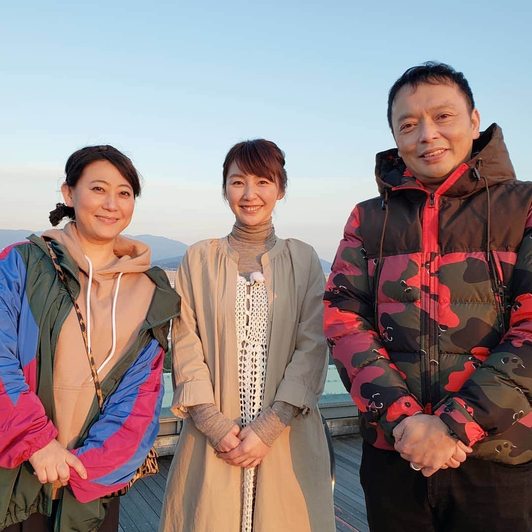 橋本真衣のインスタグラム：「. 明日夜７時から放送です！🤗 #友近礼二の九州旅してみたらこうなりました  今回は北九州からスタート🚃 そういえばタイトルも少し違うような...？🤔 笑っていただけること間違いなしの楽しい旅になってます！ぜひご覧ください🤗❤ . . #テレビ西日本#友近 さん#中川家礼二 さん#jr九州」