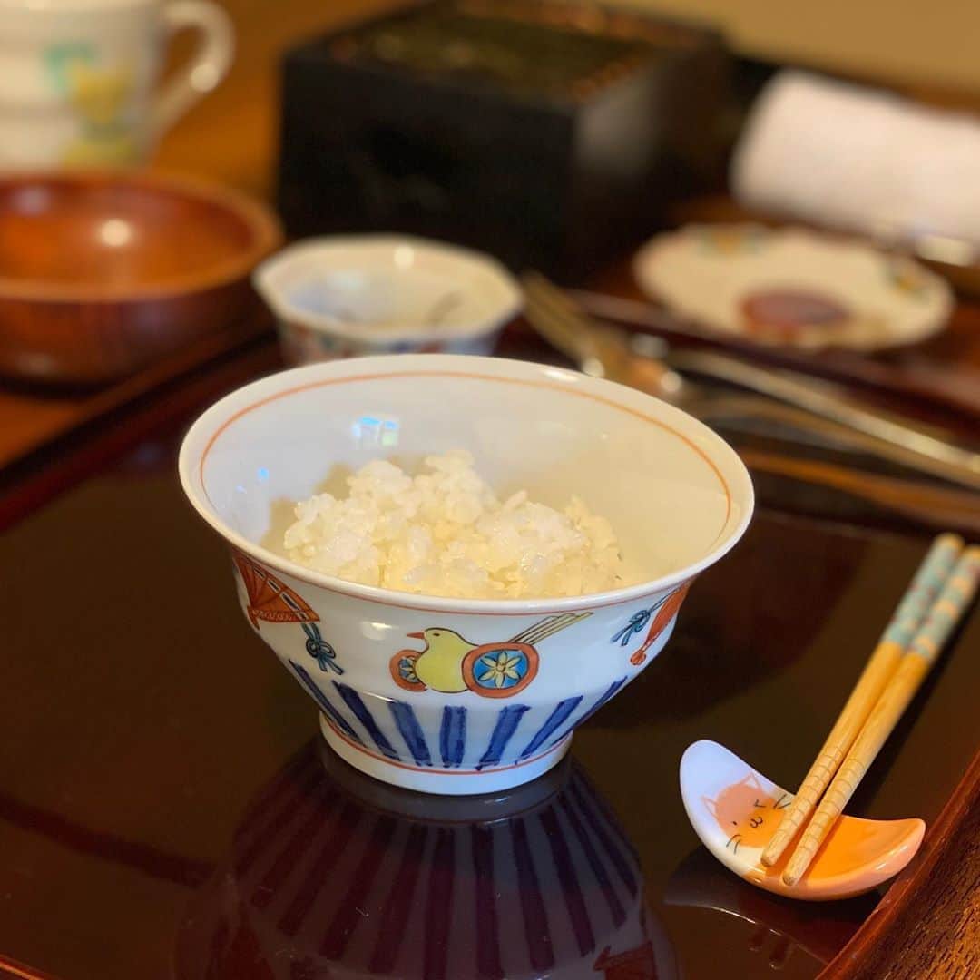 栗原友さんのインスタグラム写真 - (栗原友Instagram)「娘にもきちんと九谷焼の可愛いお茶碗で。かわいい！」3月23日 13時44分 - kuri__tomo