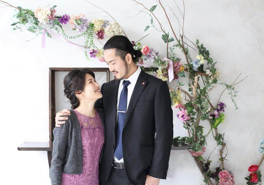 スタジオクオンさんのインスタグラム写真 - (スタジオクオンInstagram)「ステキなご夫婦の1枚。  結婚記念日のお写真が毎年1枚づつ増えていくって素敵✨  たいせつな日のお写真もお任せくださいね。  詳しくはオフィシャルサイトをご覧ください⇒(@studio_quon) .  #結婚記念日 #夫婦記念 #記念日フォト #記念撮影 #スタジオクオン #スタジオクオン津田沼店 #スタジオクオン初台店 #代々木上原 #七五三 #卒業 #卒業式 #レンタル衣装 #入園 #卒園 #大学卒業 #証明写真 #写真撮影 #スタジオ撮影 #写真スタジオ #船橋 #習志野 #津田沼 #渋谷 #アルバム #写真撮影 #写真 #幡ケ谷」3月23日 13時43分 - atelier_rashiku