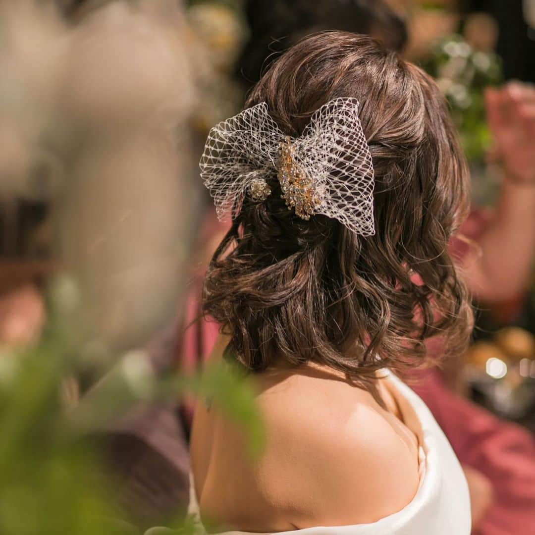 東京タワーの麓の結婚式さんのインスタグラム写真 - (東京タワーの麓の結婚式Instagram)「🗼 結婚式のお色直し👗❤️ . どんなヘアスタイルにしようか 迷いますよね😕💫 . 1枚目▶︎編み下ろしたヘアに お花を散りばめ 可愛らしく上品に💍✨ . 2枚目▶︎ポニーテールに ピンクの大きなリボン🎀で 女性らしく柔らかさもUP💓 . 3枚目▶︎ボブのハーフアップ✨ 白レースリボン🎀で ナチュラルで落ち着いた印象に🍀 . . 一度はしてみたかった✨ ヘアスタイルに挑戦して ゲストの皆様も 驚かせるのもいいですね🤗💕 . 一緒に飾るヘッドパーツも 相談しながら考えると ワクワクしてきます🎵 . . 詳細は(@theplaceoftokyo )まで♡ . #theplaceoftokyo #プレイスオブトウキョウ #プレイスオブトーキョー #プレイスオブ東京 #ザプレイスオブトーキョー #ザプレイスオブ東京 #ザプレイスオブトーキョー #ゲストハウス婚 #令和2年婚 #東京タワー #東京タワーが好き #tokyotower #tokyowedding #東京タワーが見える #2020婚 #2020wedding #2020夏婚 #2020秋婚 #結婚式準備 #結婚式 #wedding #ちーむ2020 #東京花嫁 #プレ花嫁準備 #ぷれ花嫁 #プレ花嫁 #ヘアスタイル #ヘッドパーツ #コーディネート」3月23日 14時02分 - theplaceoftokyo