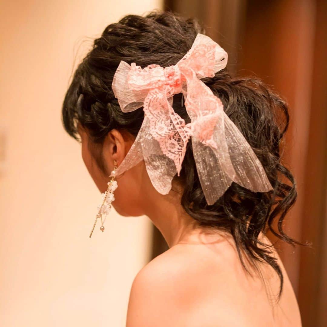 東京タワーの麓の結婚式さんのインスタグラム写真 - (東京タワーの麓の結婚式Instagram)「🗼 結婚式のお色直し👗❤️ . どんなヘアスタイルにしようか 迷いますよね😕💫 . 1枚目▶︎編み下ろしたヘアに お花を散りばめ 可愛らしく上品に💍✨ . 2枚目▶︎ポニーテールに ピンクの大きなリボン🎀で 女性らしく柔らかさもUP💓 . 3枚目▶︎ボブのハーフアップ✨ 白レースリボン🎀で ナチュラルで落ち着いた印象に🍀 . . 一度はしてみたかった✨ ヘアスタイルに挑戦して ゲストの皆様も 驚かせるのもいいですね🤗💕 . 一緒に飾るヘッドパーツも 相談しながら考えると ワクワクしてきます🎵 . . 詳細は(@theplaceoftokyo )まで♡ . #theplaceoftokyo #プレイスオブトウキョウ #プレイスオブトーキョー #プレイスオブ東京 #ザプレイスオブトーキョー #ザプレイスオブ東京 #ザプレイスオブトーキョー #ゲストハウス婚 #令和2年婚 #東京タワー #東京タワーが好き #tokyotower #tokyowedding #東京タワーが見える #2020婚 #2020wedding #2020夏婚 #2020秋婚 #結婚式準備 #結婚式 #wedding #ちーむ2020 #東京花嫁 #プレ花嫁準備 #ぷれ花嫁 #プレ花嫁 #ヘアスタイル #ヘッドパーツ #コーディネート」3月23日 14時02分 - theplaceoftokyo