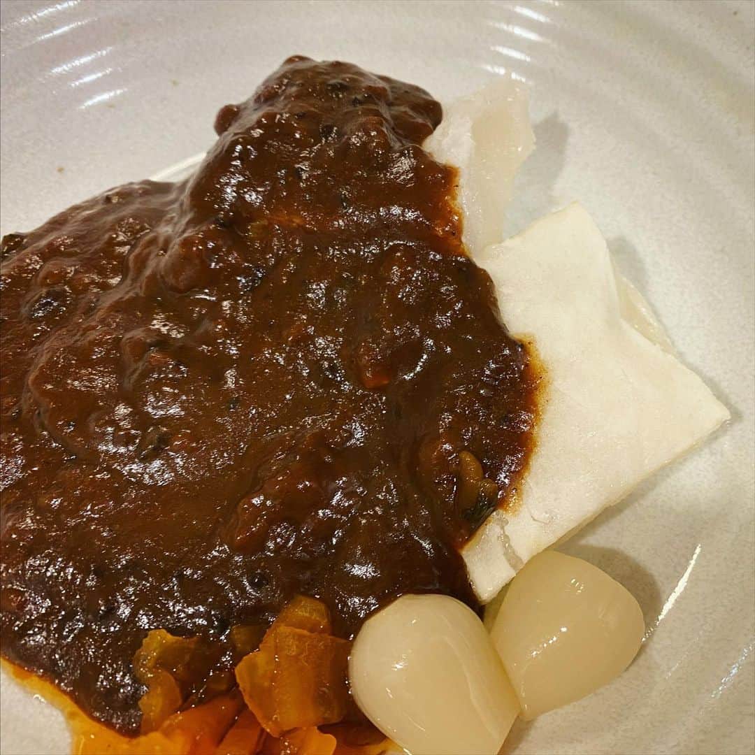 ゴーゴーカレーのインスタグラム：「ゴーゴーカレーのレトルトカレー、ご飯や麺にもばっちり合いますが、お餅とも相性が抜群‼️焼いたお餅にあたためたレトルトをかけるだけ🦍福神漬けやらっきょうも合います🍛是非お試しください‼️ . . . ゴーゴーカレー公式ホームページ http://www.gogocurry.com . 🍛ゴーゴーカレー公式通販ページ https://jp.gogocurry.com/ 🦍 . . . . . .  #ゴーゴーカレー #curry #金沢グルメ #japanese  #お得 #gogocurry #カレー #カレーを華麗にいただきます #お取り寄せ #日本 #japan #金沢カレー #金沢 #石川 #カレー部  #揚げ物 #foodstagram #写真好き #カツカレー #yummy #サービス #eat　#食べ歩き  #curry #金沢グルメ #japanese  #お得#金沢 #石川 #カレー部　 #もち　#おうちカフェ　#レシピ」
