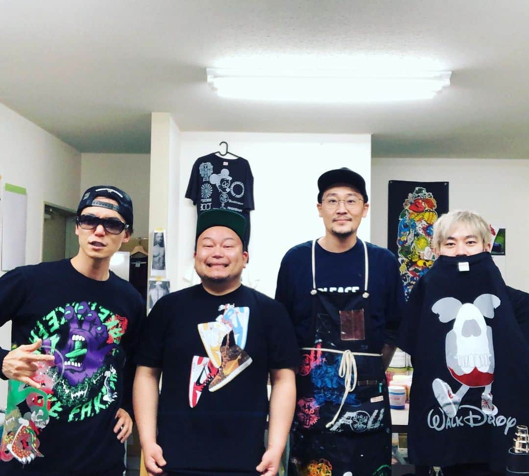 SHINPEIのインスタグラム：「(K)NoW_NAMEのAIJ、flumpoolの誠司君とBOOT COUTUREへ行ってきました！﻿ ﻿ カッコいいデザインのTシャツに興奮しっぱなし。﻿ ﻿ プリントの制作現場まで見せてもらえて、楽しくて2時間くらい滞在しちゃいました。﻿ ﻿ ありがとうございました！﻿ ﻿ #bootcouturesk8﻿ #ブートクチュール」
