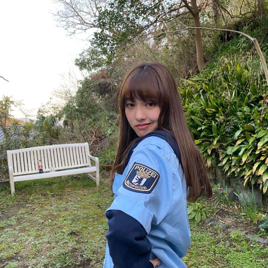 飯窪春菜のインスタグラム：「🥴😏🤘🏻 ・ ・ こういう表情得意なのよね ・ ・ ・ #ニヤリ  #ドヤ顔  #何着てるんですかね #ドイツ の警官シャツ #はるなの毎日  #飯窪ってる」
