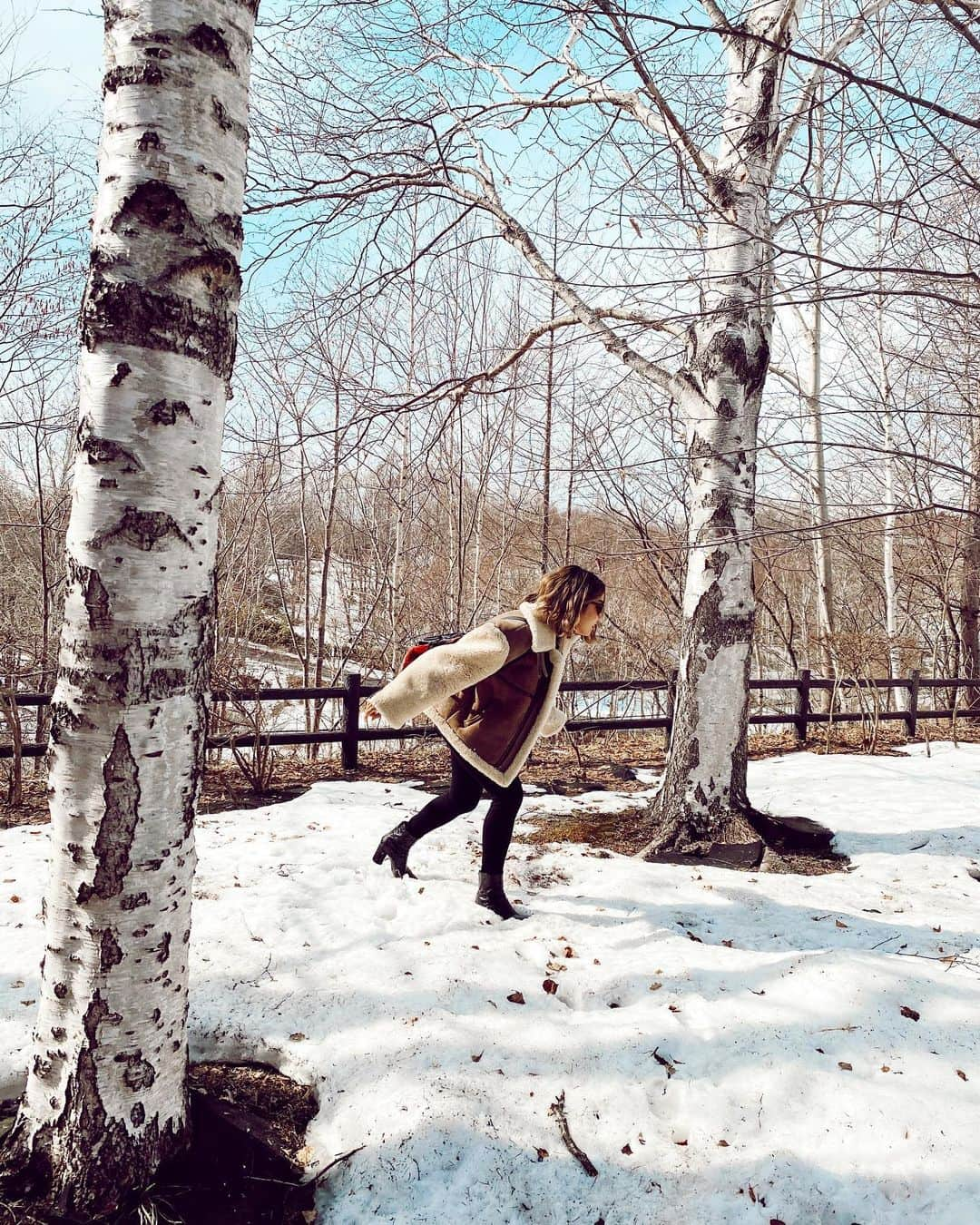 Rihwaさんのインスタグラム写真 - (RihwaInstagram)「I didn't expect that lots of snow are still remaining there in Hokkaido!❄️🌨☃️ And... I found a Rihwadeer!🦌(My leg😂) . . . #Rihwa #snow #Hokkaido #Sapporo #白樺　#whitebirch」3月23日 14時16分 - rihwa_official