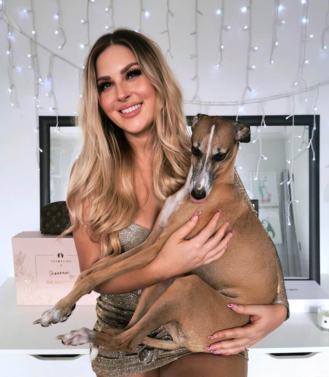 Shannonのインスタグラム：「Lewie and I just wanted to send a message to say we hope you stay safe, listen to the isolation rules and look after yourselves 💜 I’m gonna try film a few home workouts on my other page @shaaanxofit and keep you updated there with food, self care and wellness 💗 and my YouTube videos are coming as normal! 🥰 I’ve already uploaded a tik tok hack video today and I have a vlog for tomorrow 💓 love you all and thinking of you all 🙏🏼」