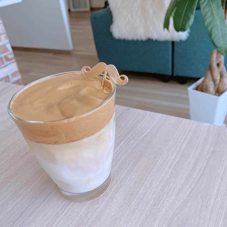 ハミ さんのインスタグラム写真 - (ハミ Instagram)「・ おうちcafe☕️ ・ #ダルゴナコーヒー 作ってみた⭐️ インスタントコーヒーと砂糖と水を1:1:1の割合でボールに入れて、 もったりするまで混ぜたらミルクの上に乗せて完成✌︎ めっちゃ簡単だし美味しい❤️ ・ @mmkemio 君の動画見てマネしてみました🤫 ・ ・ ・ ・ #おうちカフェ #☕️」3月23日 14時30分 - hami0519
