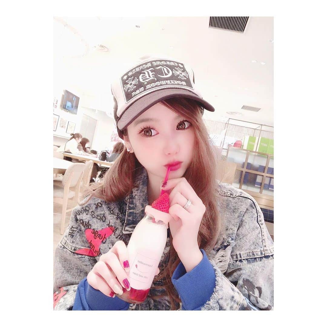 嶋谷愛（あいちゅん）のインスタグラム：「いちごミルクかわい♡ . . #牛乳瓶 #いちごミルク #カフェラテ #韓国グルメ #WannaOne #おしゃカフェ」