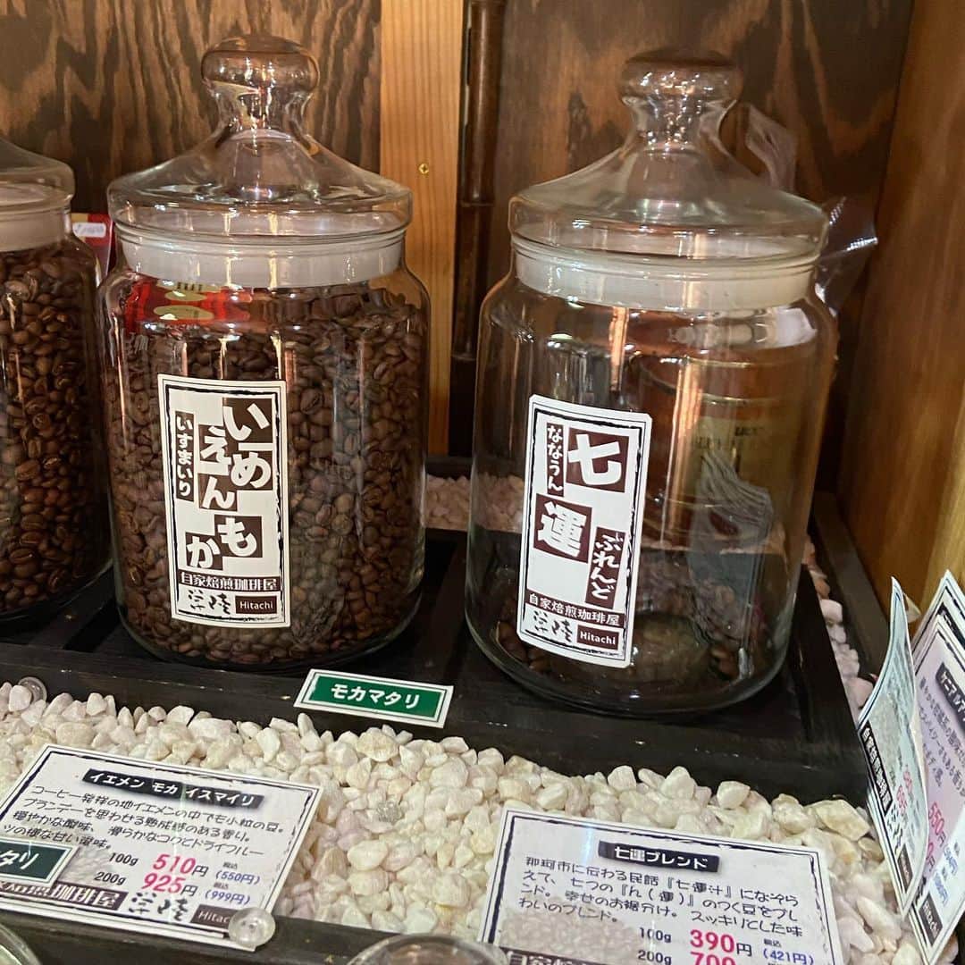有働文子さんのインスタグラム写真 - (有働文子Instagram)「土曜日の茨城放送・スクーピーレポートでは、ずっーと行きたかった、#ミニシアターあまや座へ☺️✨﻿ ﻿ 35席のミニシアターは、換気もしっかり出来、とても安心です＾＾映画監督でもある大内さんにお話を伺いました。﻿ ﻿ 1日5作品上映とのことで、皆さんもぜひ足を運んでみてください☺️✨﻿ ﻿ そして、珈琲を扱う酒屋さん、千葉酒店で、#七運珈琲をいただきました☕️﻿ ﻿ ハッピーになれる七運珈琲は、水越ちゃんに飲んでいただきました☺️✨﻿ 千葉さん、素敵なお話ありがとうございます😊﻿ ﻿ 途中で立ち寄った文洞溜池の桜、凄く綺麗でした🌸﻿ ﻿ #茨城放送 #スクーピーレポート #ミニシアター #那珂市　#瓜連 #サタデーキングダム #あまや座 #千葉酒店 #文洞溜池」3月23日 14時51分 - udou_fumiko
