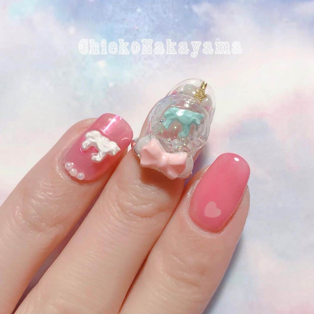 のインスタグラム：「ブルー（ミントグリーン）ポニーも販売開始してます✨⠀ ⠀ @stampnailring なかやまちえこ #ハンドメイド ネイルリング 💍⠀ 数に限りがありますのと、1点1点手作りの為同じお色の組み合わせのデザインはありませんので、気になる方はお早めに☺️💕 ⠀ ご購入は @stampnailring  のプロフィールから販売サイトに飛んでいただくか、ストーリーから飛べます☺️☺️☺️⠀ ⠀ #リングネイル は指先に #リング をはめていただくのみの取り外し簡単に爪先のオシャレを楽しめる商品です✨⠀ #スタンピングネイルリング のアカウントのストーリーハイライトのところからショッピングサイトに飛べます！⠀ 全て一点のみのお造りとなりますので、よろしくお願い致します😌🙏🙏✨⠀ #nail #nails #nailart #ネイル #美甲 #ネイルアート  #japanesenailart #manucure #japanesenails #manicurist #gelnails #أظافر #네일아트 #vẽmóng #ngườiđẹp  #เพ้นท์เล็บ #искусствоногтя #artedeuñas #เพ้นท์เล็บเจล #ジェルネイルデザイン #ネイルデザイン #senikuku #nagelkunst #ゆめかわネイル #オーロラネイル #ゆめかわいい ⠀ ・意匠登録済（デザイン特許）STAMPNAIL ・実用新案登録済（使い方特許）STAMPNAIL」