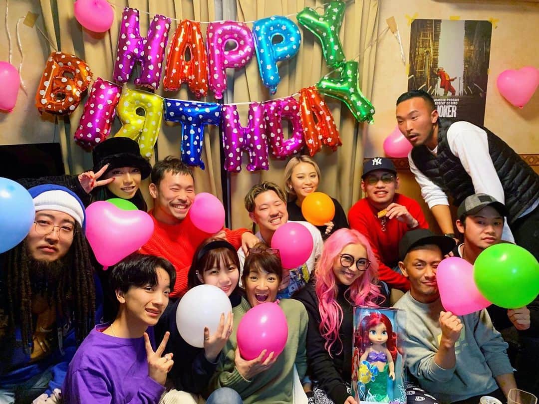 miniのインスタグラム：「BIRTHDAY HOME PARTY🎪🙌🏾😆🎂💓💜✨✨ 旦那と出会って良く遊ぶようになった時、 彼のインスタを見て、色んな友達たちと（そこまではまだわかるんだけど）、彼のお母さんやお父さんや、歳の離れた年頃の弟まで、友達と一緒に実家で集まってHOME PARTYをしてる様子が本当に楽しそうで、 幸せそうで、そんな家族や友達との関係が羨ましくて、、✨ こんな風に人を大事にする人といたら私もきっと幸せだろうな…💓って思っていたんだけど、、。 こないだの誕生日の週末に、あの時羨ましいなぁ💞って思い描いていた光景が目の前に現れた😳✨✨✨🤩 嘘がつけない彼が季節外れの雪の降った寒い日に、出かけた帰りに☃️、こっちは妊婦だから風邪ひきたくないし、寒くて死にそうなのに「帰りにあっちのコンビニにお酒買いに行こう‼︎」って言われ、「寒いからやだ！」って言ったのを半ば無理やり連れて行かれ、家に帰って階段を上がると、キャッキャっしてる弟と弟の彼女が…🧑🏻👩🏻 と、思ってお部屋を見たら、可愛いバルーンで飾り付けられたお部屋が😍💓💜 「えええぇ〜💞💞可愛い〜‼︎‼︎ありがとぉ〜ぅ💜💜」って言って席につくと、いつものご飯の数じゃないお皿とお箸セット達✨ ってしてたら、続々と家に上がってくる友達たちがー🙌🏾🤩💞ww 彼が嘘つくの下手すぎて、時間延ばせずww、みんなもマイペースなギャルズ達ばっかすぎてwww 主役がいちばんはじめにいるっていうパターン😂😂w でもどんどんいつもの彼と遊んでる皆や、会いたかったずっと話を聞いてたギャルズが来てくれて💜 誕生日が1日違いの彼の母と一緒に皆がお祝いしてくれて🥺💞💞 おばあちゃんと、お父さんとお母さんと弟と、彼と、 彼の事を家族のように思ってくれてる仲良しのみんな達と、最高ー‼︎なホームパーティーになりました🤩💕💕 お父さんがプレゼントをくれる時に皆の前で照れくさそうに「ミニちゃんは、これでも我が家の娘なんでっ」って言いながらプレゼントをくれて、私の事をわかりすぎてる🤩いちばんもらったら嬉しいプレゼントをくれたんだけど😍🧜🏽‍♀️💞💞、プレゼントはもちろん最強に嬉しすぎて一生の宝物なんだけど、それよりもその何気なくサラッと言ってくれた言葉が何よりも嬉しかったりして、、🥺💕💕 ホワイトデーにも可愛すぎる👠のチョコをくれて❤️ 大事に想ってもらえることが本当に幸せなことだなって噛みしめた1日だった✨✨ 皆も、母と私のBirthdayとweddingのお祝いのケーキを用意してくれたり🎂💓、可愛すぎる彼と私の名前入りの夫婦箸をくれたり🥢💕、美味しすぎる妊婦には嬉しいフルーツを持ってきてくれたり🍓、、 皆が何よりもそれぞれ忙しい人達ばっかなのに集まってくれたことが嬉しくて😆✨幸せでした♡ そして、年齢も性別も職種もなーにんも関係なく、本当に皆が一緒になって楽しめる空間を作れるのは、この家族のある意味特殊能力的なものがあって✨そんな家族の一員になれた事が、私にとっては最高の誕生日プレゼントなのでした🎁💓💜 お祝いしてくれた皆、本当にありがとう🙏🏽❤️ #birthday #happy #homeparty #birthdayparty #myhome #Family」