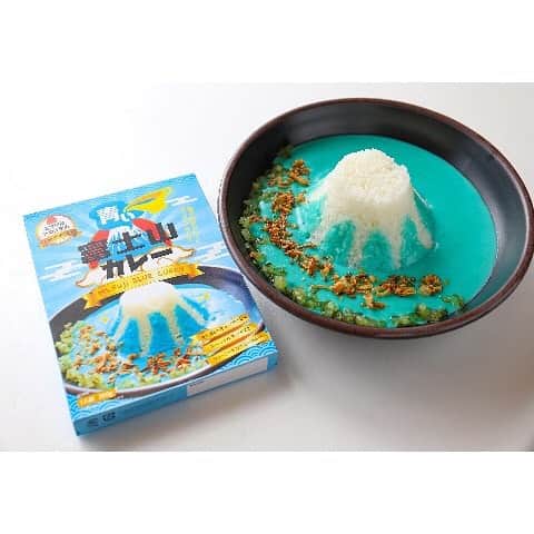 のインスタグラム：「🔆これはカレーです🔅  富士山カレー🗻  独自に探求し調合されたカレーペーストにココナッツミルクと乳製品を加え....さらにコクと旨味と味の奥深さを出すために鶏肉と桃ピューレ。 3時間以上煮込むことで旨味とコク 後に惹くスパイシーの中に桃のほのかな甘さが奥深さを演出しているカレー。  ふむ、実際に食べて検証したいです。  #カレー #カレー部 #青いカレー #富士山カレー」