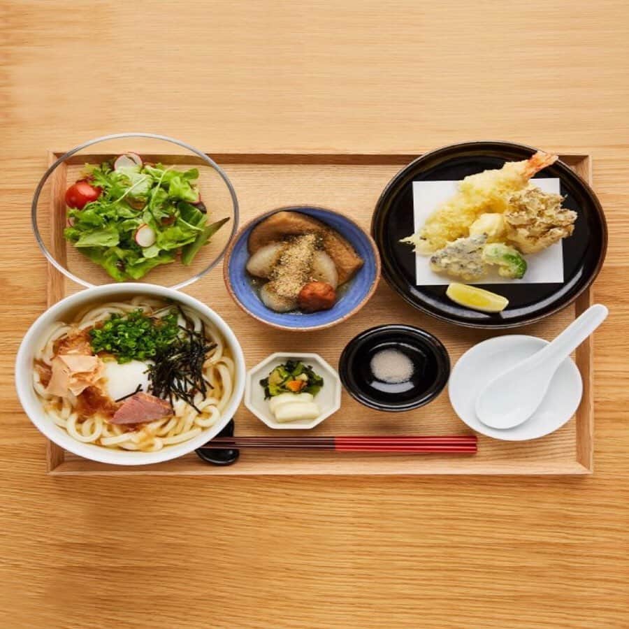 無印良品さんのインスタグラム写真 - (無印良品Instagram)「【銀座】WA｜Japanese Restaurant　静岡の「潮かつおうどん」 - 東京・無印良品 銀座の6階にあるMUJI HOTEL GINZA内の和食レストランWAは、一般のお客さまもお気軽にご利用いただけます。 全国各地へ足を運んだからこそつくることのできる、その郷土でしか味わえないお料理を銀座にてご賞味いただけます。  今回ご紹介するお料理は、古来のかつお節と呼ばれる「潮かつお」を使用した静岡のあたたかいうどんです。  全国の中でも珍しい「潮かつお」は、静岡県の西伊豆より取り寄せている逸品。 かつお節と比べると塩味が少し強いですが、凝縮した旨味を秘めています。 - ■ランチメニュー 潮かつおうどんと天婦羅盛り合わせ 消費税込みで 1,200円 ■ディナーメニュー 単品 潮かつおうどん 消費税込みで 1,000円 静岡コース（ディナーのみ）の締めとしてもお召し上がりいただけます。  出汁の起源とも言われ1000年以上の歴史をもつ西伊豆の伝統的な保存食「潮かつお」と薬味を乗せた出汁少なめのあたたかいうどん、静岡の「潮かつおうどん」ぜひ一度ご賞味ください。 - #無印良品 #MUJI #無印良品銀座 #MUJIGINZA #MUJIHOTELGINZA #銀座 #GINZA #MUJIWA #銀座 #銀座ランチ #うどん #銀座和食 #期間限定 #Wajapaneserestaurant #japaneserestaurant #銀座グルメ #銀座ディナー #udon #東京グルメ #潮かつおうどん #静岡料理 #郷土料理 #WA #静岡 #localfood」3月23日 15時00分 - muji_global