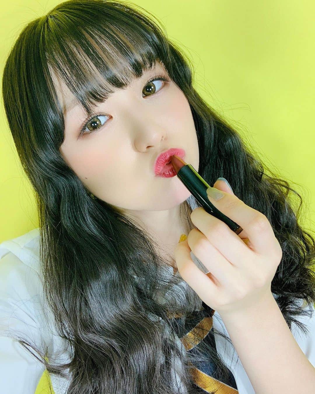 ミユフィーヌ（REVERBEE）のインスタグラム：「My lipstick💄SHISEIDO RD 620♥️ SatisfactionのMVで使ったよ〜😘 #shiseido #資生堂 #lipstick #口紅 #make #makeup #SatisfactionMV #お楽しみに」