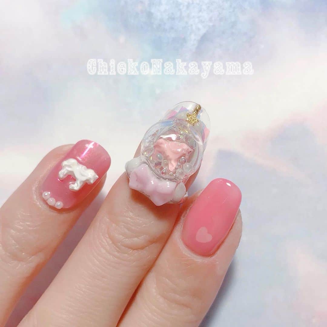 なかやまちえこのインスタグラム：「ピンクポニー残り一つとなりました✨⠀ ⠀ @stampnailring なかやまちえこ #ハンドメイド ネイルリング 💍⠀ 数に限りがありますのと、1点1点手作りの為同じお色の組み合わせのデザインはありませんので、気になる方はお早めに☺️💕 ⠀ ご購入は @stampnailring  のプロフィールから販売サイトに飛んでいただくか、ストーリーから飛べます☺️☺️☺️⠀ ⠀ #リングネイル は指先に #リング をはめていただくのみの取り外し簡単に爪先のオシャレを楽しめる商品です✨⠀ #スタンピングネイルリング のアカウントのストーリーハイライトのところからショッピングサイトに飛べます！⠀ 全て一点のみのお造りとなりますので、よろしくお願い致します😌🙏🙏✨⠀ #nail #nails #nailart #ネイル #美甲 #ネイルアート  #japanesenailart #manucure #japanesenails #manicurist #gelnails #أظافر #네일아트 #vẽmóng #ngườiđẹp  #เพ้นท์เล็บ #искусствоногтя #artedeuñas #เพ้นท์เล็บเจล #ジェルネイルデザイン #ネイルデザイン #senikuku #nagelkunst #ゆめかわネイル #オーロラネイル #ゆめかわいい ⠀ ・意匠登録済（デザイン特許）STAMPNAIL ・実用新案登録済（使い方特許）STAMPNAIL」