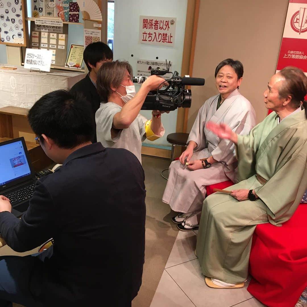 桂春雨さんのインスタグラム写真 - (桂春雨Instagram)「繁昌亭チャンネル・ライブ配信。今日はフジテレビの取材も入りました。 #youtube #繁昌亭 #チャンネル #ライブ配信 #天満天神 #寄席 #上方落語 #協会 #落語家 #ロビー #フジテレビ」3月23日 15時09分 - harusamek