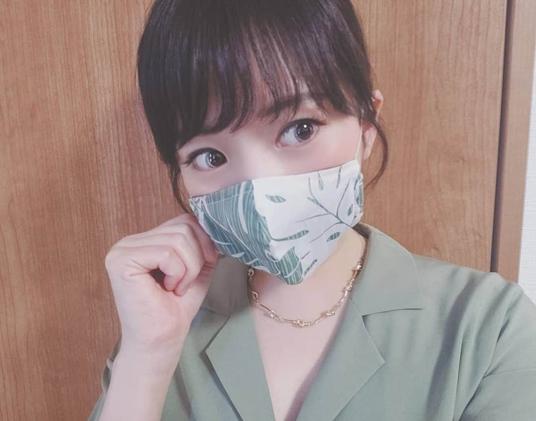 坂本詩緒里さんのインスタグラム写真 - (坂本詩緒里Instagram)「手作りのマスク😷 洗ってずっと使えるらしい！ おっしゃれ～✴️ 今からラウンドワンでバトルです👊  #マスク #手作り #ありがたい #おしゃれ #うれしぃちゃん #グリーン #コーデ #ファッション」3月23日 15時10分 - jpba529