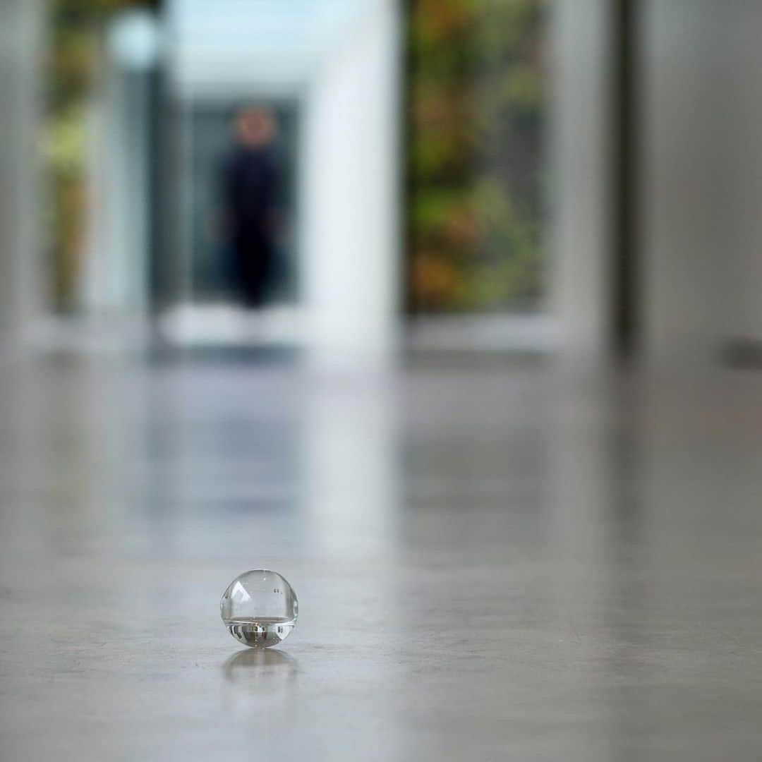 Fashion Headlineのインスタグラム：「金沢21世紀美術館で内藤礼の世界を。約2,000平方メートルの展示スペースと、大規模な空間作品も。  詳しくは @fashionheadlinejpn ウェブサイトから🔗  Photo: 撮影：畠山直哉  1、2枚目《無題》 2020 年  3枚目《精霊》2009 年 神奈川県立近代美術館 鎌倉 「内藤礼 すべて動物は、世界の内にちょうど 水の中に水があるように存在している」  4枚目「内藤 礼－明るい地上には あなたの姿が見える」 展示風景 2018 年 水戸芸術館現代美術ギャラリー、茨城  5枚目《ひと》／《帽子》2014 年 東京都庭園美術館、東京 「内藤礼 信の感情」」