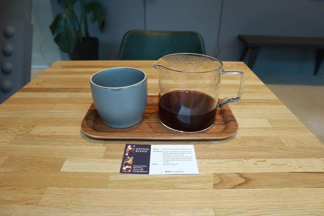 石井輝明さんのインスタグラム写真 - (石井輝明Instagram)「水道橋。 YouTubeしてなかったら、この休み期間一体どうしてたんだろうか。 新衣装いつお披露目できるやろうか。  #reccoffee #cafe #coffee #カフェ #東京カフェ #水道橋カフェ #カフェ芸人 #新衣装すごくいい感じ #シャツも買ってあとはネクタイを選ぶのみ #イメージに合うものが見つかることを祈る #あー楽しみ #早く着たい #着たすぎ #すぎ」3月23日 15時16分 - comandanteishii