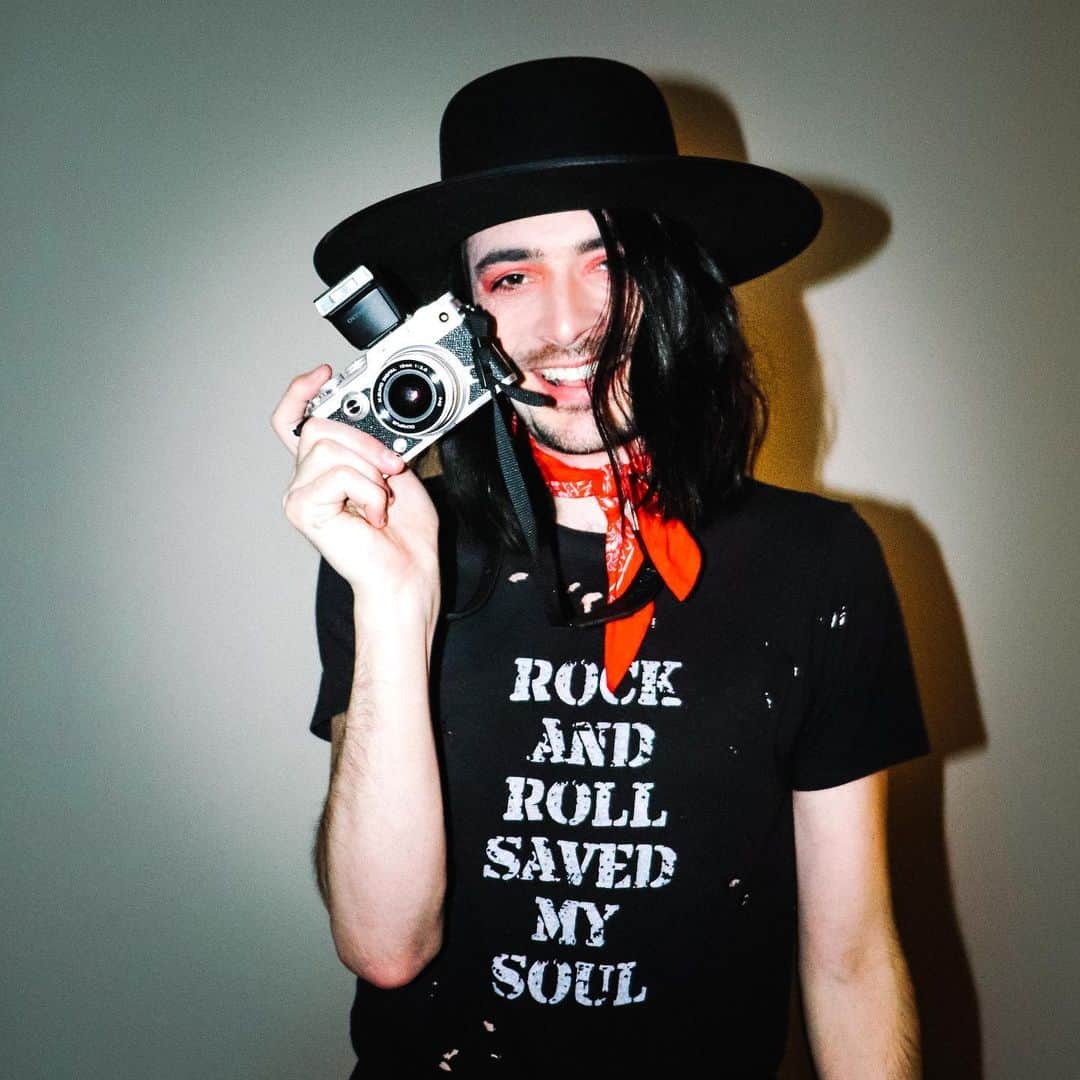 のインスタグラム：「Texas life. Color.  Music. Love to everyone. Current loving vibe: @nobodys.dreamgirl @bear @bradbowers @sirjohnnydanger @chrisgreatti @sebastiandanzig @christianbenner」