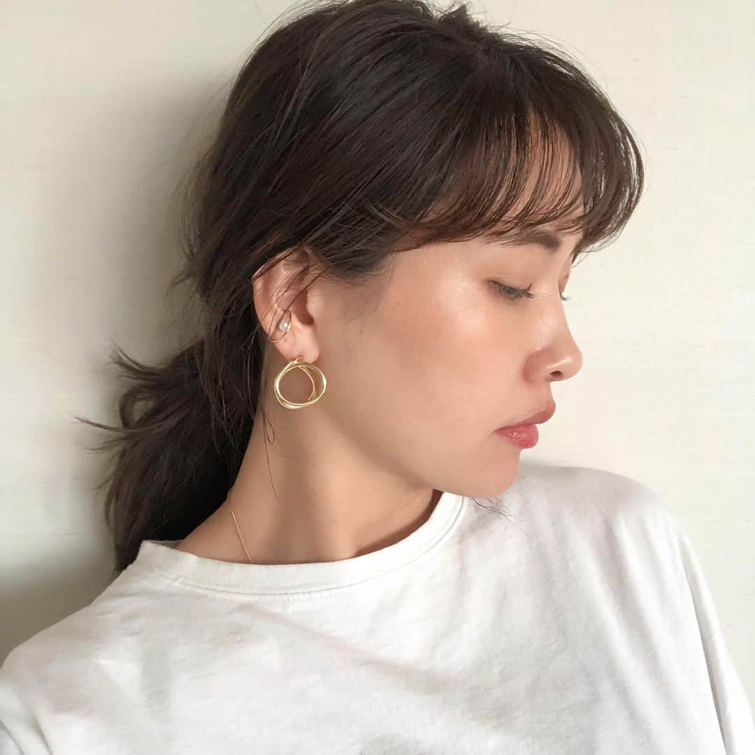 のインスタグラム：「前にオーダーした @seadsmara のピアスとリング💍 . 大きすぎないから付けやすいし 立体感があって可愛い🤤 . リングも同じシリーズのもの！  なんと、3通りの付け方ができるみたい♥️ 重ね付けしても可愛い！  3/25〜のpopupshop是非見にいらしてください🙏💭 . #シーズマーラ#seadsmara#アクセサリー#ピアス#リング#popupshop#ルクア#ルクアイーレ」