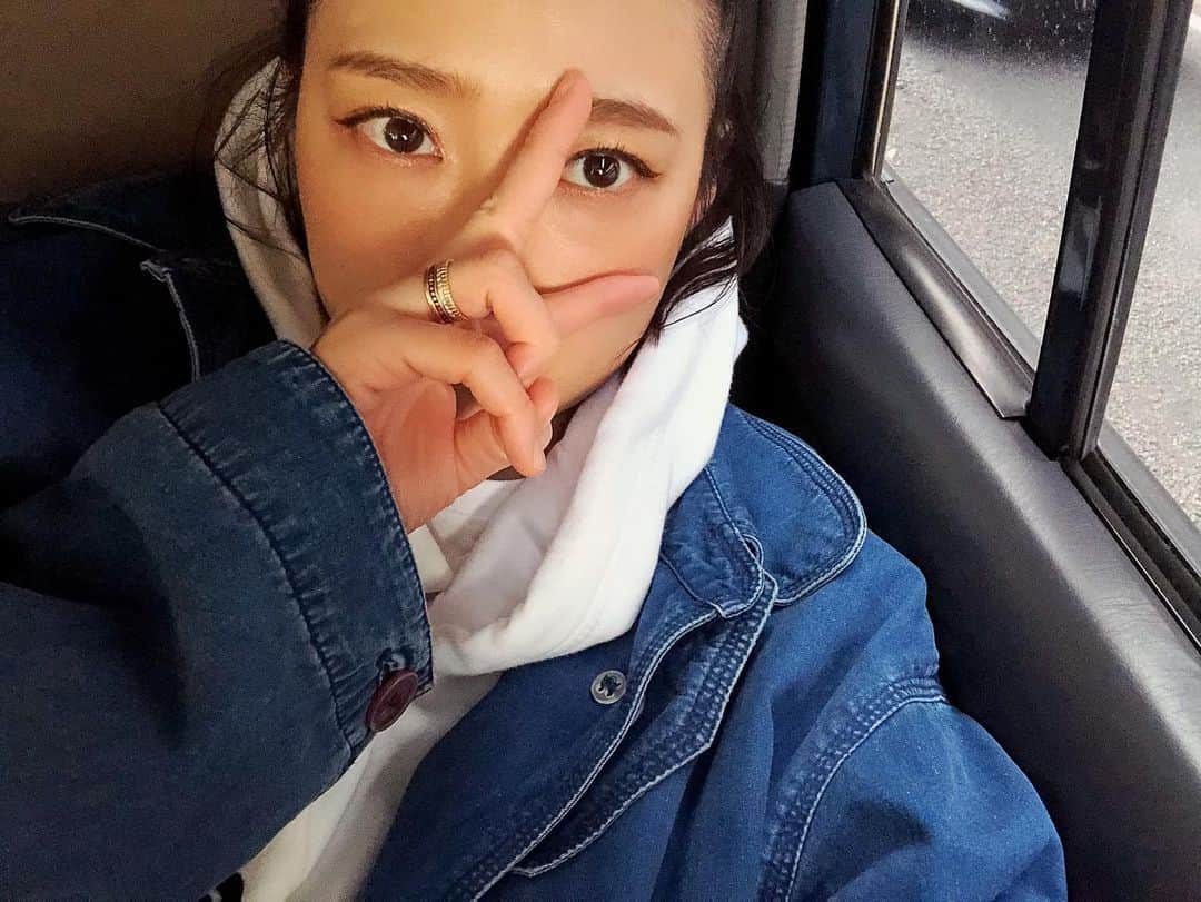 松本亜希のインスタグラム：「お買い物行ってくるぅ🥳 🥬🥒🌶🌽🥕🥦🥑🍆🍅 #目的地は #大きいスーパー #どこへゆくのでしょうか #クイズっちゃあクイズ #きなりんはチャイルドシートでねむねむ 17:00〜#ちゃそめし 観てね☺️❤️🧡💛💚💙💜🤍」