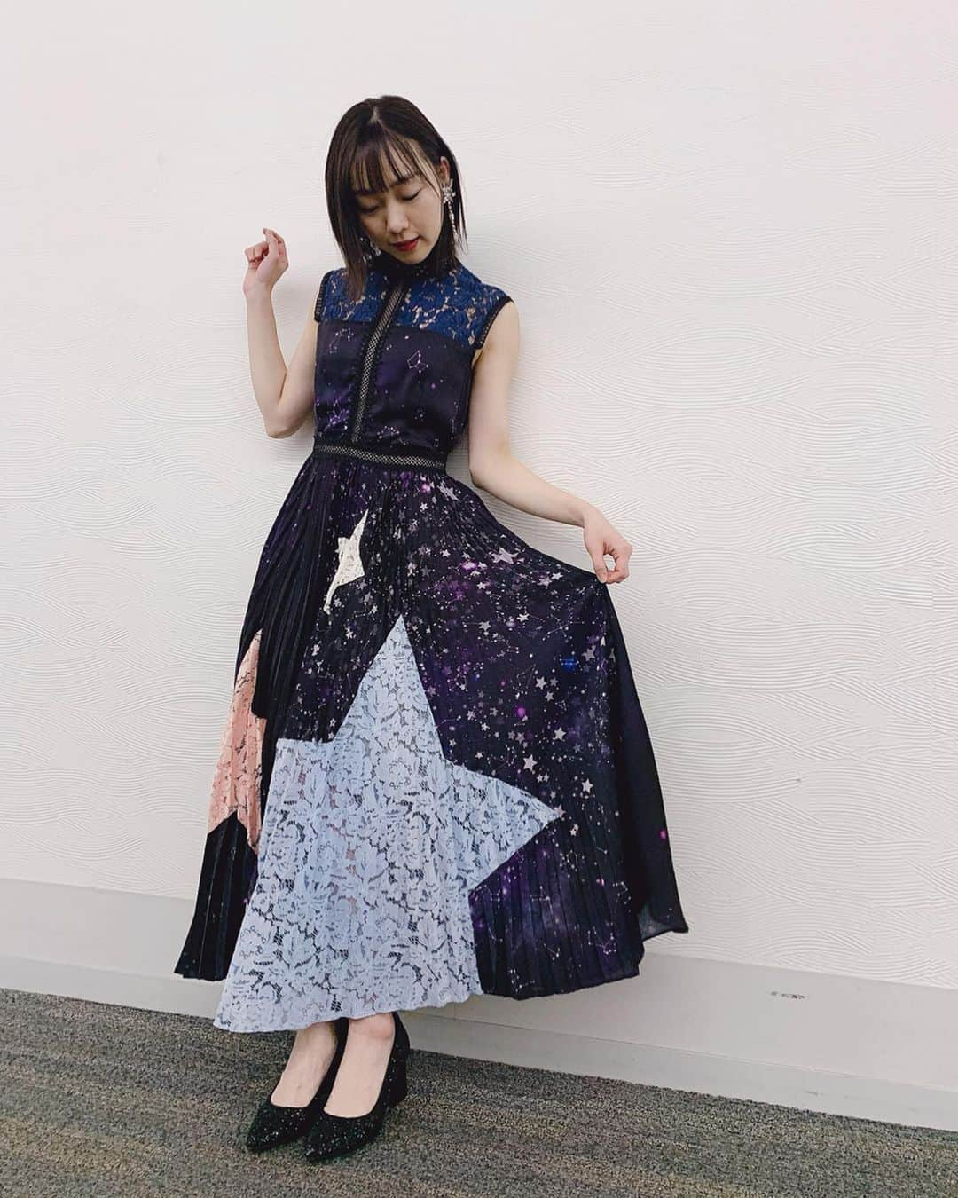 須田亜香里さんのインスタグラム写真 - (須田亜香里Instagram)「先週の #熱闘Mリーグ のワンピース👗★ イタリアのものだそうです。 形もデザインめーーーーっちゃかわいかったなぁ。 調子に乗って写真たくさん撮ったので載せます(笑) . . ------3月23日(月)------ . ⭐️FM AICHI 21:00〜 #須田亜香里の部屋 . ⭐️MBSラジオ 24:00〜 #オレマン . 月曜はラジオDAY📻 radikoで全国から楽しんでもらえたら嬉しいです😊 須田亜香里の部屋の方はカレーの話がリスナーさんもノリノリでお便りがてんこ盛りになってうれしかった！ 一年ラジオやってて、やっとくれた方もいるけど、ちゃんと優しくするから皆引き続き送ってねえ〜😏💕 . ストーリーズの方にradikoURL貼っとくね〜」3月23日 15時33分 - akarisuda