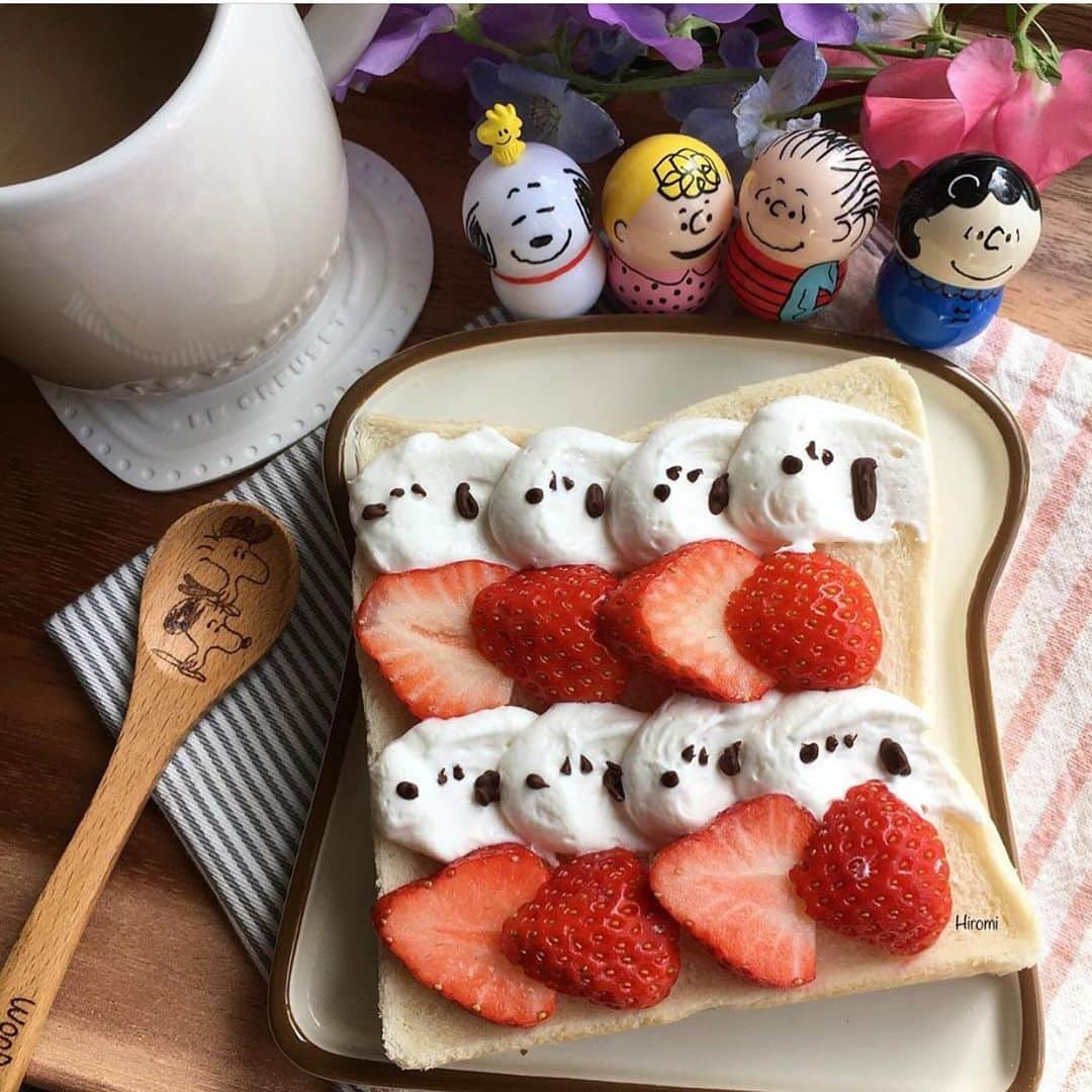 4yuuu!さんのインスタグラム写真 - (4yuuu!Instagram)「. 旬なイチゴ🍓と生クリーム🥣でウェーブトースト🍞💕 . 生クリームにお顔を描けばスヌーピーに大変身👆 . お子さんと一緒にチャレンジしてみるのも良いですね😘 . @hiropiro65 . #4yuuu#手作りレシピ #トーストアレンジ #トーストレシピ#トースト#手作り #簡単レシピ #手作りごはん #子どものいる暮らし #ランチ #おうちごはん  #食卓風景 #毎日の食卓 #野菜 #子供のいる生活 #モーニングプレート #こどものいる暮らし #子供のいる暮らし#イチゴ#いちごトースト#ストロベリー#インスタ映え#sns映え#生クリーム#スヌーピー#SNOOPY#親子クッキング#スイーツ好き#いちご好き#映えスイーツ」3月23日 15時49分 - 4yuuu_com