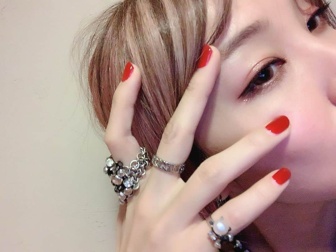 LiSAさんのインスタグラム写真 - (LiSAInstagram)「最近はマットサーモンピンクとキラキラさん👁👁 #RMK」3月23日 15時57分 - xlisa_olivex