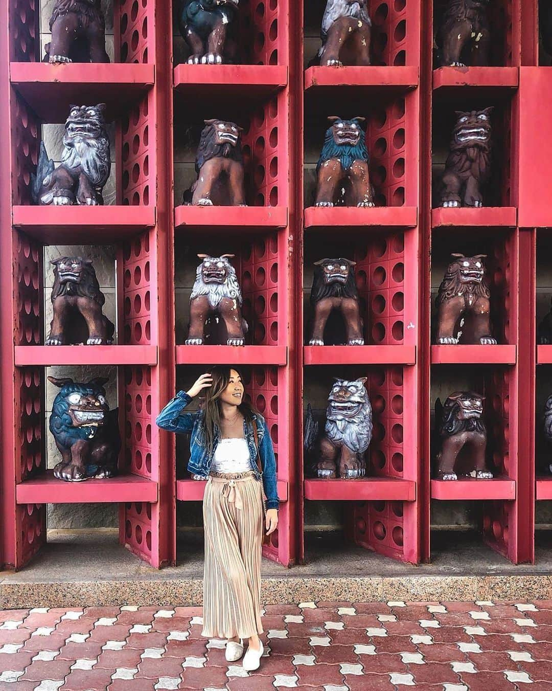 Be.okinawaさんのインスタグラム写真 - (Be.okinawaInstagram)「With all these Shisa around me, now I REALLY feel protected. 📷:@supereeeisus  Shisa lion-dogs are statues that are believed to ward off evil spirits! A variety of Shisas are available in shops around the island. How about bringing a couple home to give to your loved ones?  #shisa #traditionalcrafts #沖繩招福獅 #傳統工藝 #시서 #전통공예 #シーサー #伝統工芸 #pottery #japanesetraditional #beokinawa #visitokinawa」3月23日 16時00分 - visitokinawajapan