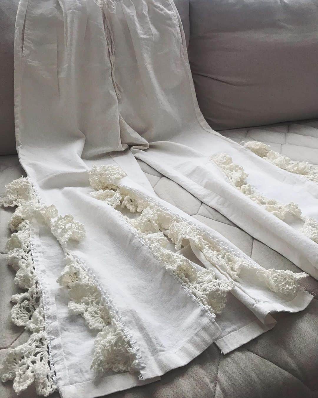 蓮沼千紘さんのインスタグラム写真 - (蓮沼千紘Instagram)「スリットコットンパンツ。 . .  #aneddyflyendvintage  #vintage #knit #white #knitwork #handwork #aneddy #endvintage」3月23日 16時01分 - knitchihiro