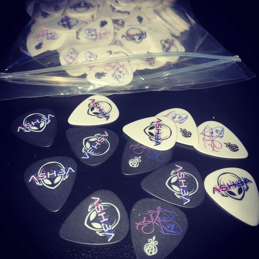DJアシュバさんのインスタグラム写真 - (DJアシュバInstagram)「👽🔥The next 100 @ashbaclothing orders, starting now, will receive one of my new gtr picks! Just my way of sayin thank you for the love, loyalty and support! Stay healthy, happy and positive!! We will get through this!! Much Love ~🔥👽 #theabducted SHOP ASHBA www.ashbaclothing.com」3月23日 16時03分 - ashba