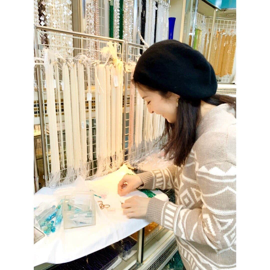 梅澤友里香さんのインスタグラム写真 - (梅澤友里香Instagram)「@yuj_you 天然石アクセサリー デザインMTG✨ 大体月1ペースで行っています✨ ・ 老舗の天然石屋さんが大元の @yuj_you ・ ・ 実際に石の形や色合いを見ながら丁寧に デザインを決めています🥰 ・ yujデザインは yujの職人さん（男性）がデザインをイメージし 私がデザインアドバイザーとして yujらしさ、女性らしさを エッセンスとして取り入れ デザインを決めています。 ・ #yデザイン は梅澤友里香 オリジナルデザインとなります🙏🏻 私がこんなのあったら良いなー こんな時に使いたいなー ヨガのある日常をベースに イメージを膨らまし 作っています❤️ だからヨガをする時も邪魔にならない 重みやデザインが多いかも🤔 今後はもっとおしゃれ用のものあって良いかな💕 なんて少しイメージしてます❤️ ・ 今はまだ数が少ないですが、 昨日も 今シーズンやこれからの 夏シーズンに使えそうなデザイン作ってきました😍✨ ・ 近日リリース予定なのでお楽しみにしていて下さい😍✨ ・ ・ ＝お知らせ＝﻿ "梅澤 友里香 友里yoga"のLINE＠はじめました！﻿ 登録ID→ ggv9775f﻿ https://lin.ee/9DpSaXF ※イベント告知がメインです。プライベートアカウントではありません。 ・﻿ ・﻿ #yuj #yujaccessory #天然石アクセサリー #ハンドメイドアクセサリー #アクセサリーデザイン #デザインアドバイザー #イメージモデル #パワーストーン  #yogavegan #vegan﻿ #ベジタリアン #organic  #yoga #yogainstructor #ヨガ #ヨガインストラクター #asana #美と健康 #beauty #health #yogalife  #naturalbeauty #model #fitnessmodel #yogini」3月23日 16時07分 - yurika_umezawa