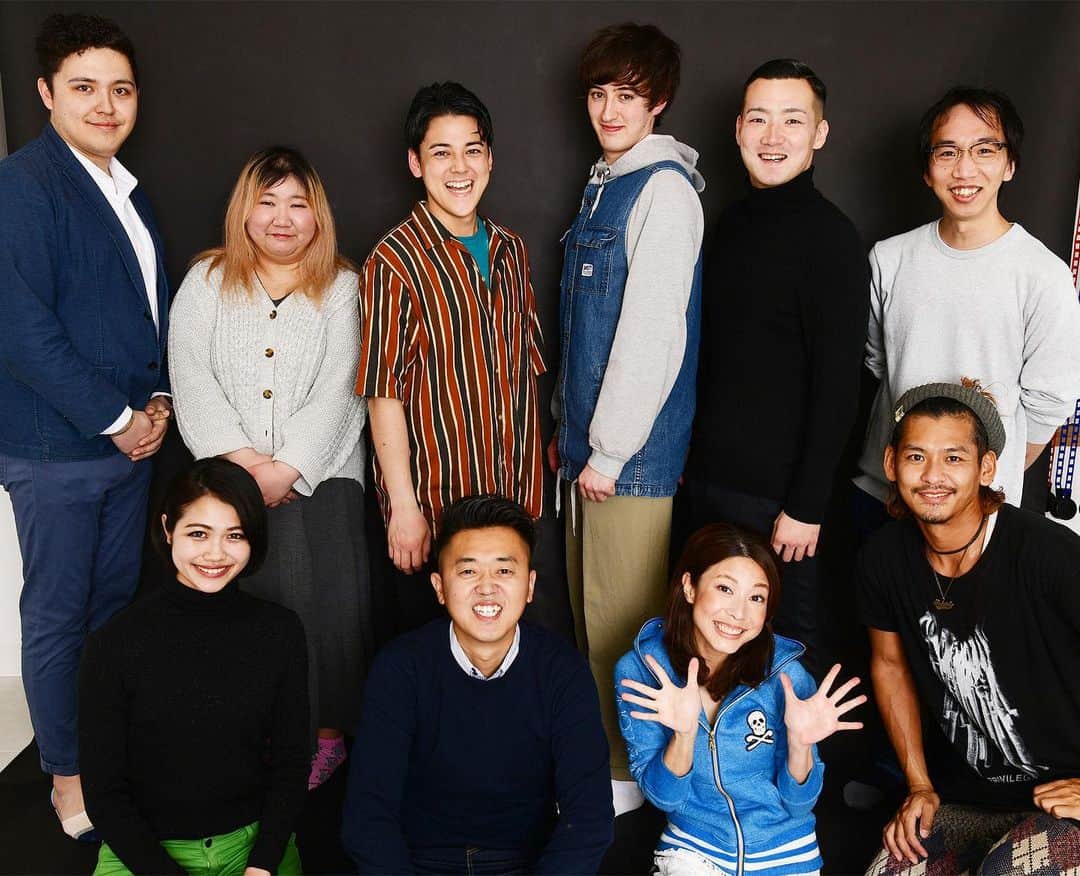 のインスタグラム：「前日の事務所撮影会📸 カメラマンは自分でみんなを撮りましたが、自分の写真も撮りました✍️ はたしてアリかナシか明日にでも載せようと思います！🙋‍♂️評価よければアー写にしようかなと！w  #gifuto #撮影 #カメラマン #photographer」