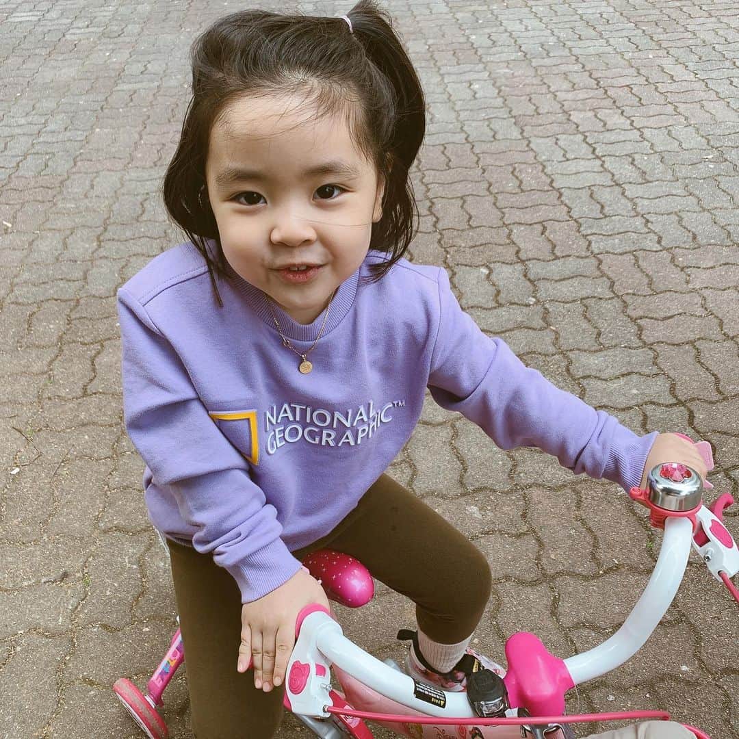 イ・ユンジのインスタグラム：「사진찍을때만살짝! 요즘 사람들을보면 표정이잘 안읽힌다. 얼굴의반을가린마스크들. #우리의표정을찾는그날까지#코로나를떨치기위해#기본수칙잘지키고#경각심깨우기」