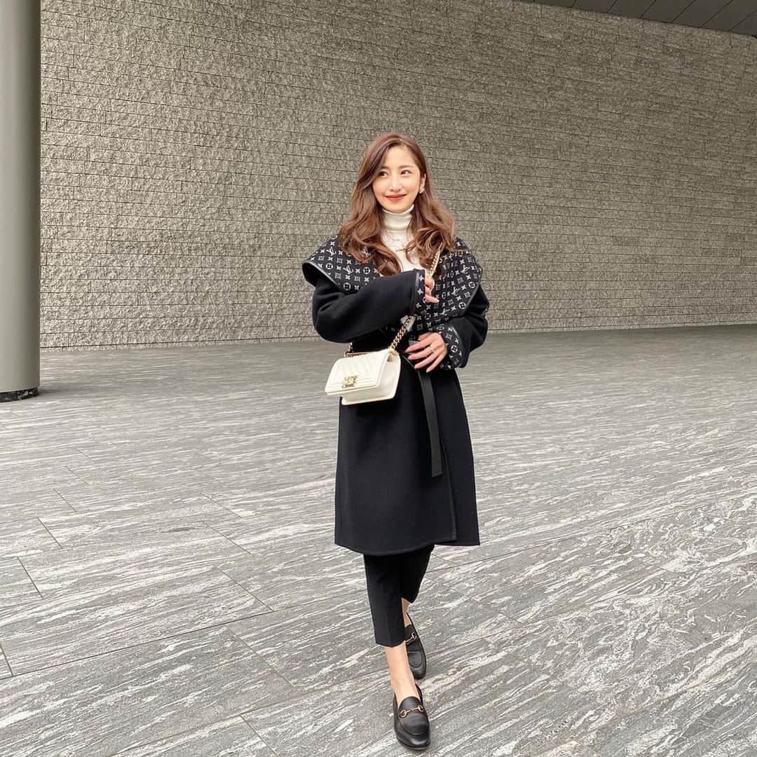 のインスタグラム：「． モノトーンコーデが1番好きだな😎❤︎ ． コーデ詳細 coat▷ @louisvuitton turtle knit▷ @zara pants▷ @fray_id loafer▷ @gucci bag▷ @chanelofficial ． 夜もお肉だし食べすぎたので 走ってくる🐷👋🌸 走るときは歩きも合わせて1日15km以上🏃‍♀️ 歩きだけの時は10km以上🚶‍♀️が目安！ ． #モノトーンコーデ #白黒コーデ」